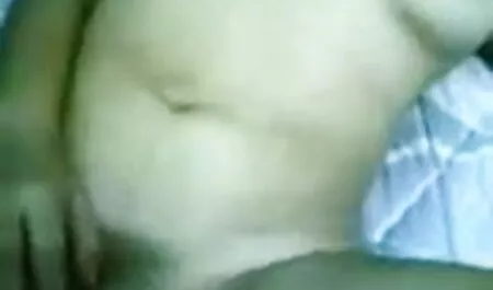 সুন্দরি সেক্সি মহিলার ক্যামেরার সামনে তার স্তন বাঙালি মেয়েদের চুদাচুদি থেকে তার দুধ ফিড